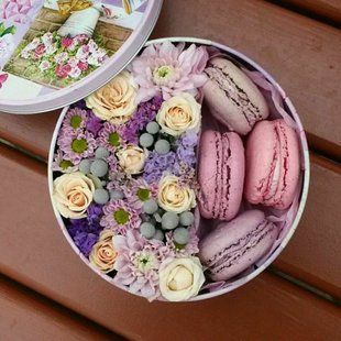 Box with flowers and macaroons №2