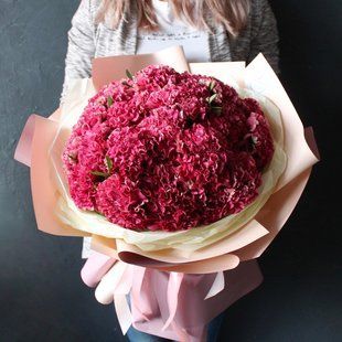 Bouquet of 35 raspberry carnations №650