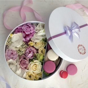 Box with flowers and macaroons №4
