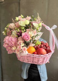 Gift basket with flowers and fruits №18