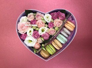Box with flowers and macaroons №8
