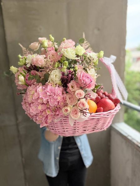 Gift basket with flowers and fruits №18