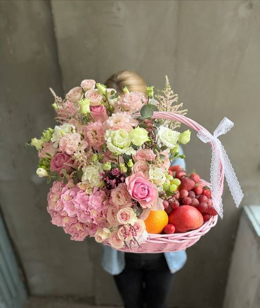 Gift basket with flowers and fruits №18