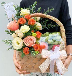 Gift basket with flowers and fruits №20