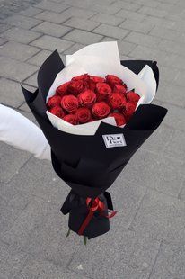 Round bouquet of 21 red roses №526