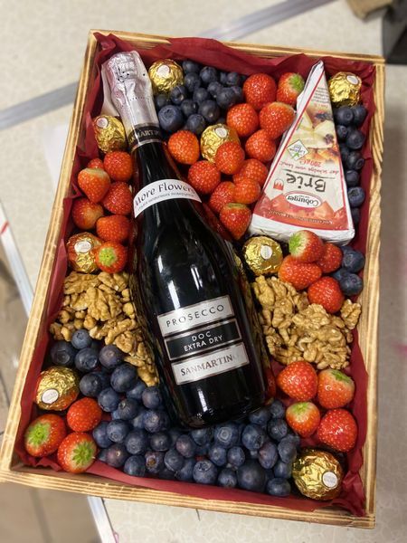 Gift box with berries and cheese №40