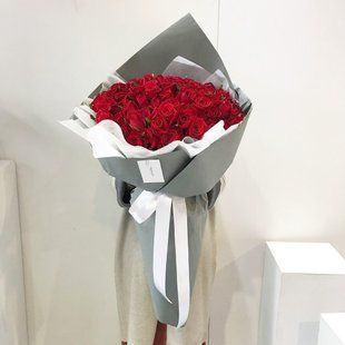 101 red roses in gray designer packaging №527