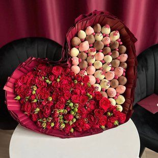Chocolate covered strawberries with flowers №4