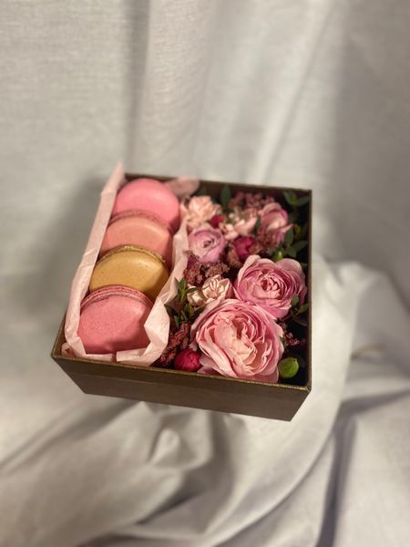 Box with flowers and macaroons №42