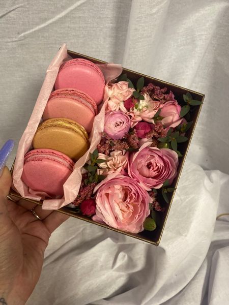 Box with flowers and macaroons №42