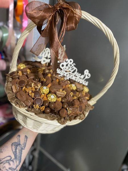 Edible bouquet of chocolate in a basket №16