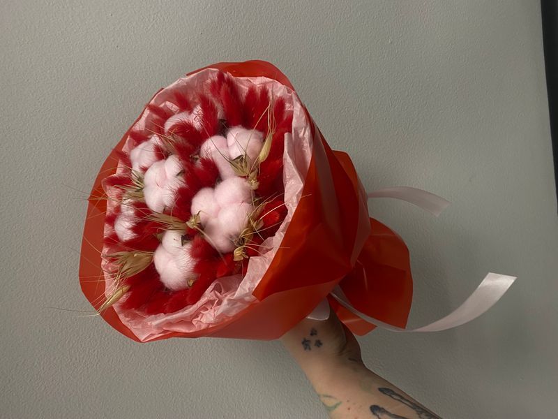 Red and pink bouquet with cotton