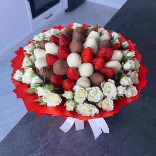 Bouquet of strawberries in chocolate №8