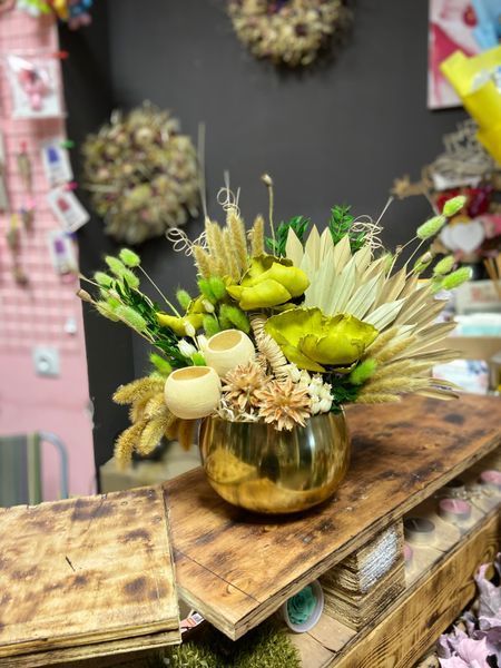 Interior composition of dried flowers in green and yellow tones №21