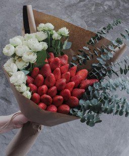 Bouquet of strawberries with eucalyptus and spray roses №27