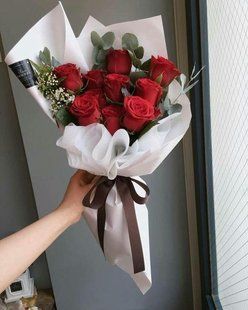 9 red roses in designer packaging №576