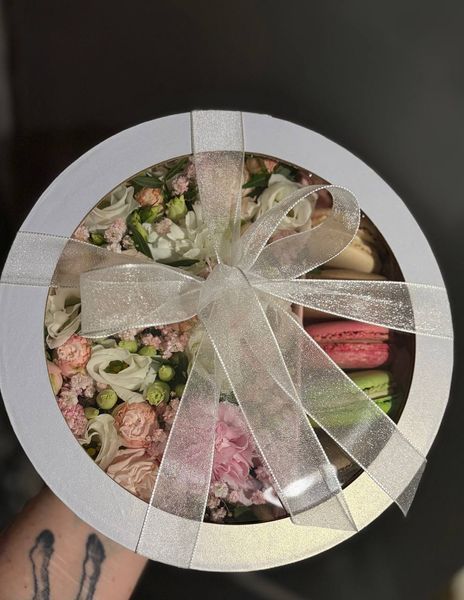 Box with flowers and macaroons №1