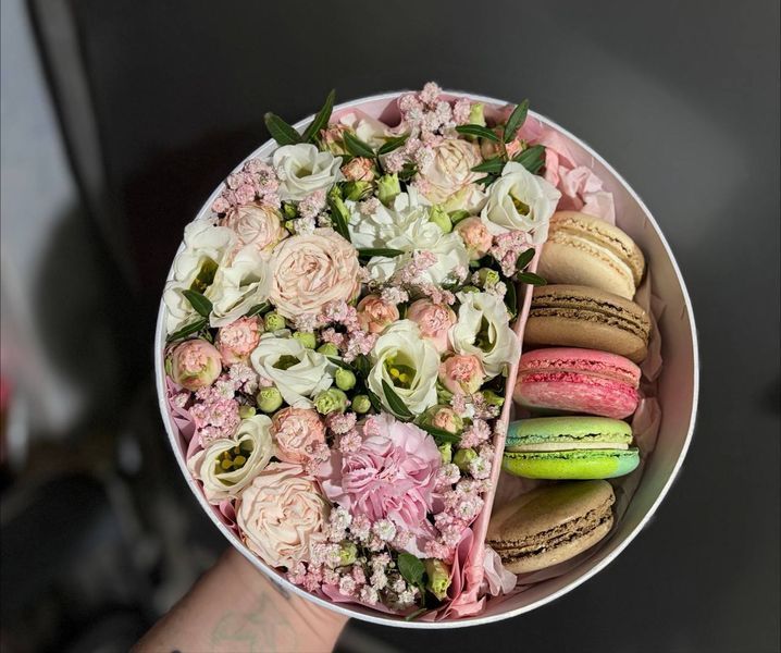 Box with flowers and macaroons №1