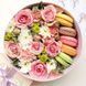 Box with flowers and macaroons №1