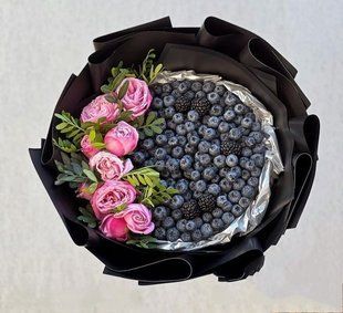 Bouquet of blueberries with spray roses №41