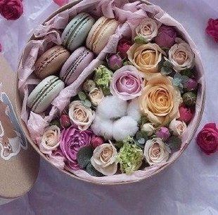 Box with flowers and macaroons №5
