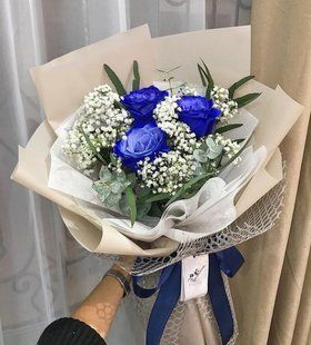 Bouquet of blue roses with gypsophila №1