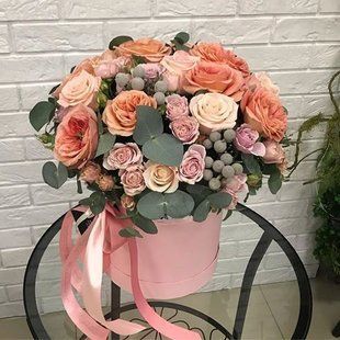 Eustoma with orange roses in a box №4
