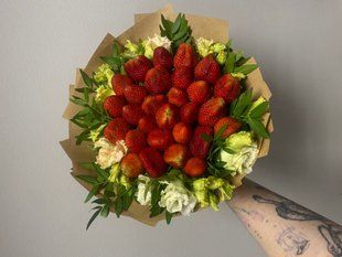 Bouquet of strawberries with eustoma №49