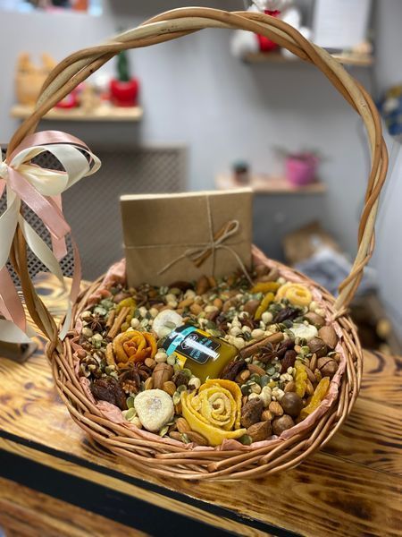 Gift basket with dried fruits №15