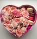 Delicate spray roses with macaroons in a heart box №9