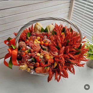 Подарунковий кошик з раками та ковбасками №47 88209 фото