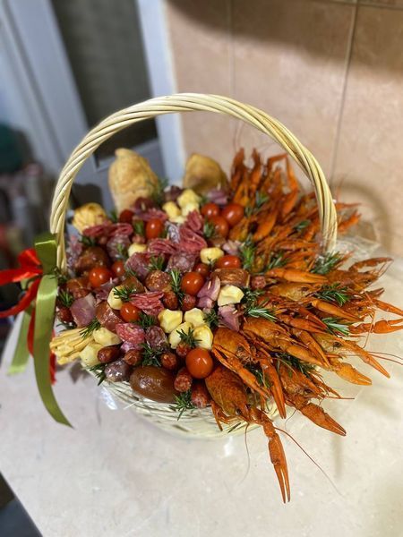 Gift basket with crayfish and sausages №47