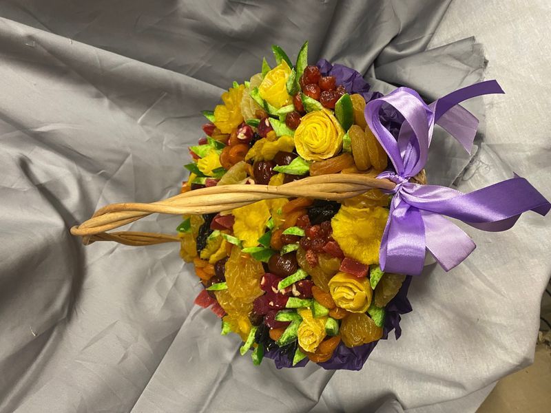 Gift basket with dried fruits №16