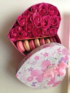 Pink roses and macaroons in a box heart №10
