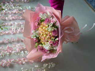 Букет з цукерок Ferrero Rosher з квітами №13 0220 фото