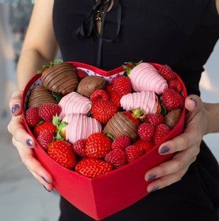 Strawberries in chocolate "Red", 500g