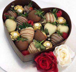 Chocolate covered strawberries in a heart box №37