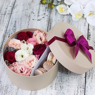 Flowers with macaroons in a round box №11