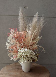 Interior composition of dried flowers in white and pink tones №33