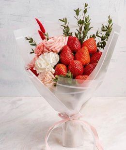 Bouquet of strawberries with spray roses №44