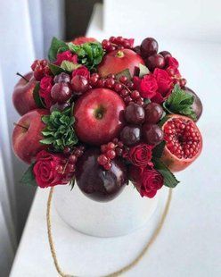 Fruit composition in a white hat box №837