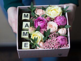 Box with flowers and sweets "Mama" №205