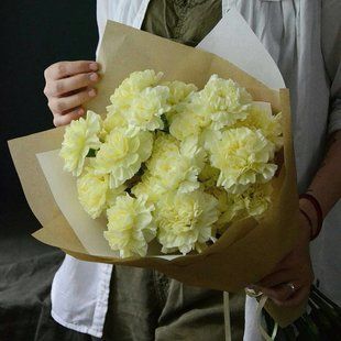 Bouquet of 17 lemon-colored carnations №635